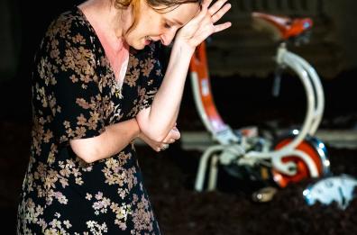 Il teatro di Annibale Ruccello attraversa la Puglia con &laquo;Anna Cappelli&raquo;, viaggio spietato nell&rsquo;identit&agrave; femminile