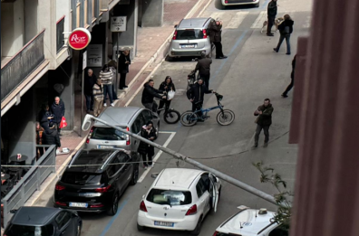 Barletta, palo della luce crolla su un’auto in corsa: tragedia sfiorata in via Alvisi
Barletta, palo della luce crolla su un’auto in corsa: tragedia sfiorata in via Alvisi