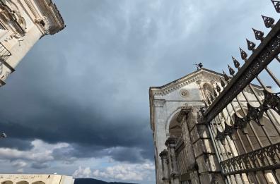 Maltempo in Puglia, continua l'allerta gialla su tutta la Regione. Ma la pioggia non ferma il turismo religioso