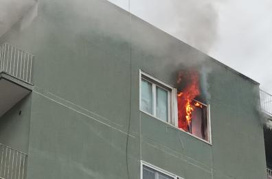 Taranto, scoppia un incendio in casa: donna tratta in salvo dalle fiamme VIDEO