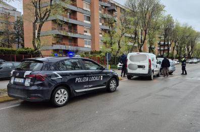 Foggia, scontro tra una Fiat Punto ed un Dobl&ograve;: donna finisce in ospedale