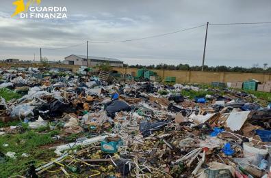 Trepuzzi, scoperta discarica abusiva di quasi 12mila metri quadri: sequestro della Guardia di Finanza