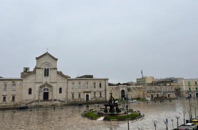 Giovinazzo, la piazza è sott’acqua dopo il maltempo. Il sindaco: «Nessuna criticità grave, ma serve prudenza» Giovinazzo, la piazza è sott’acqua dopo il maltempo. Il sindaco: «Nessuna criticità grave, ma serve prudenza»