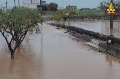 Maltempo in Puglia, prosegue l'allerta arancione e i disagi: il Fortore esonda nel Foggiano, strade chiuse e stop ai treni FOTO/VIDEO Allerta rossa nel sub appennino dauno