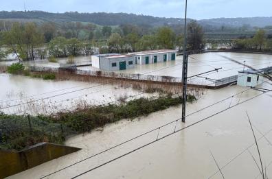 Puglia flagellata dalla pioggia, ora preoccupano le dighe: per la Capitanata chiesto stato di calamit&agrave;. Interrotta la Statale 16. Treni: riprende l'Adriatica