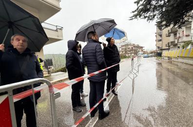 Maltempo, crolla un muro di contenimento nel Potentino: evacuate tre famiglie