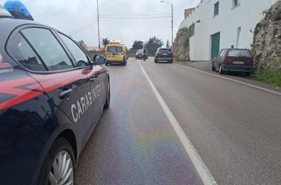 Alessano, un'auto in panne perde olio e l'asfalto diventa scivoloso: traffico bloccato sulla statale
