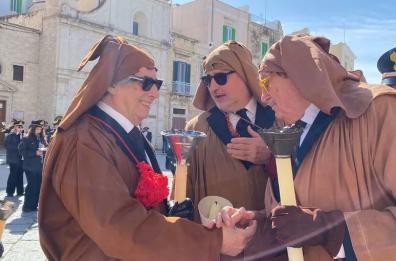 Il maestro Riccardo Muti vestito da confratello alla processione dei Misteri di Molfetta