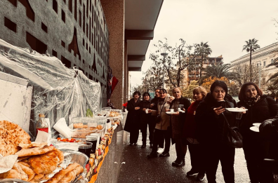 Bari, una festa in piazza Cesare Battisti: &egrave; la Pasqua delle badanti georgiane