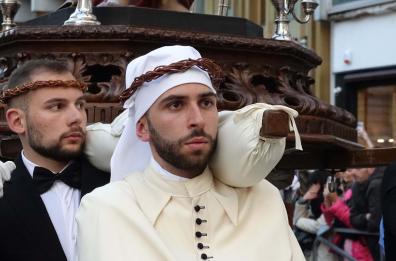 I ragazzi incappucciati che resistono a tutto e trasformano il tempo