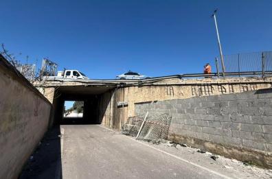 Bari, ha un malore alla guida e sfonda il guardrail sul ponte: cadono calcinacci gi&ugrave; in strada, lunghe code sulla statale