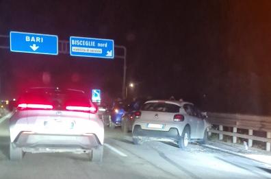 Incidente la sera di Pasqua sulla Ss16bis in direzione Bari: circolazione bloccata per ore, tre vetture coinvolte