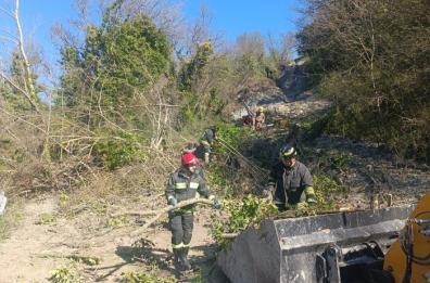 Esercito e vigili del fuoco al lavoro per riaprire la strada che porta a Roseto Valfortore, nel Foggiano