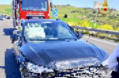 Incidente sulla SS7 all'altezza dell'incrocio di Matera Sud : 4 auto e 12 persone coinvolte nel sinistro Incidente sulla SS7 all'altezza dell'incrocio di Matera Sud : 4 auto e 12 persone coinvolte nel sinistro