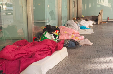 Bari, il pugno nello stomaco: in corso Benedetto Croce dormitorio a cielo aperto per i senzatetto