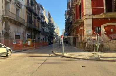 Bari, in via Abbrescia due cantieri fanno sparire i marciapiedi: pedoni costretti a camminare in strada VIDEO Bari, in via Abbrescia due cantieri fanno sparire i marciapiedi: pedoni costretti a camminare in strada VIDEO