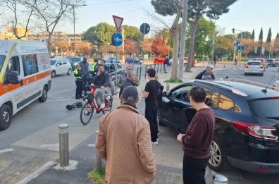 Bari, scontro tra auto e monopattino in Viale della Repubblica: ferito un ragazzo Bari, scontro tra auto e monopattino in Viale della Repubblica: ferito un ragazzo