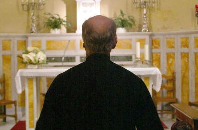 Marina di Ginosa, chiede soldi a un prete e poi lo aggredisce per rapinarlo: arrestato 62enne