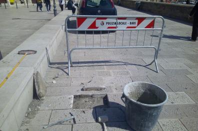 A Bari Vecchia il ripristino delle basole danneggiate: ecco la mappa delle &laquo;buche&raquo; nel centro FOTO