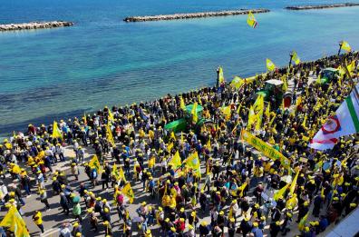 Bari, sul lungomare la protesta di agricoltori e allevatori: «Costi alle stelle e campagne al collasso» Bari, sul lungomare la protesta di agricoltori e allevatori: «Costi alle stelle e campagne al collasso»