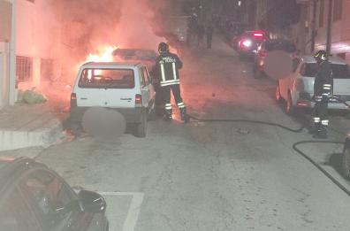 Carovigno, in fiamme due auto: nel video del rogo di una delle due si vede un uomo appiccare il fuoco Carovigno, in fiamme due auto: nel video del rogo di una delle due si vede un uomo appiccare il fuoco