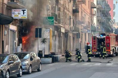 Taranto, incendio in un locale in via Napoli: le fiamme salgono velocemente ai piani superiori 