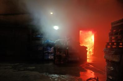 Incendio distrugge il capannone di un imprenditore edile nel Foggiano: si indaga sulla natura del rogo