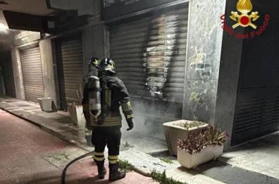 Notte di fuoco a Brindisi: scoppia il rogo in una palestra, si ipotizza il dolo. In fiamme anche un'auto al Sant'Elia 