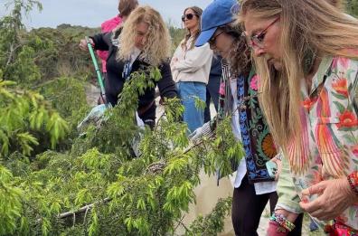 Giornata della Costa, Romina Power ripulisce la spiaggia di Melendugno con le associazioni