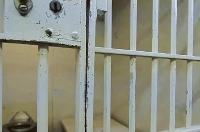 Bitonto, lancia sassi contro i genitori e li minaccia con il bastone: 33enne in carcere dopo anni di violenze