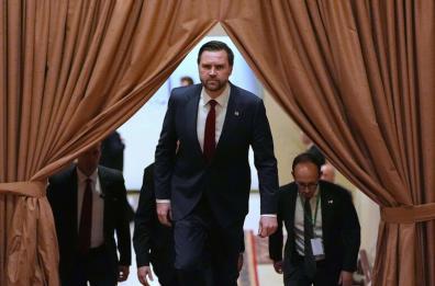 Falliti i negoziati tra Usa e Iran, Vance lascia il Pakistan: &laquo;La situazione nello stretto di Hormuz non cambia&raquo;