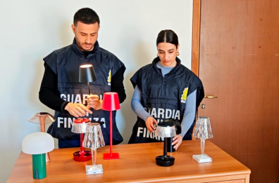 Lampade e sedie di design erano &laquo;made in Cina&raquo;, sequestri anche tra Bari e Lecce: 14 indagati per contraffazione