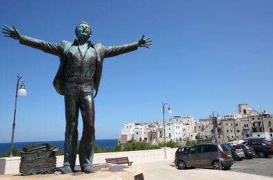 Polignano a Mare celebra Domenico Modugno: tre giorni tra musica, cinema e memoria per diventare capitale della canzone d&rsquo;autore