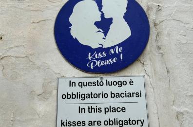 Il 13 aprile la Giornata internazionale del Bacio: ma a Carovigno il bacio si celebra tutti i giorni dell'anno