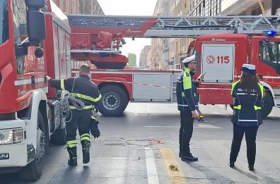Bari, balcone pericolante in Corso Italia per colpa del vento: intervento dei vigili del fuoco VIDEO