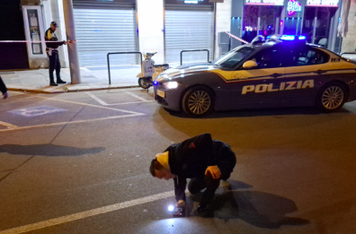 Bari, tredicenni alle 3 di notte fuori dalla sala giochi della sparatoria: la Polizia chiama i genitori