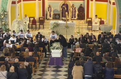 Porto Cesareo, lo strazio e la commozione al funerale di Antonio Basile morto in un incidente  FOTO