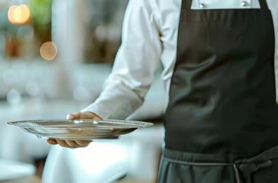 Lecce, cancella le comande dei clienti e intasca oltre 45 mila euro: indagato maitre di un ristorante