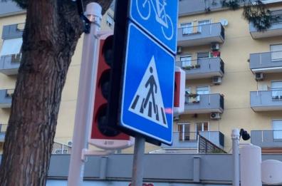 Bari, semaforo &laquo;nascosto&raquo; su via Caldarola: installato dietro un cartello. &laquo;Cos&igrave; &egrave; invisibile&raquo;