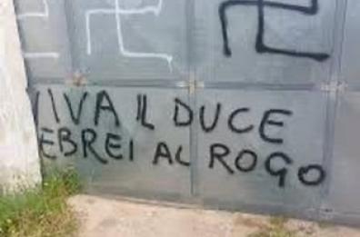 Morciano di Leuca, svastiche e scritte razziste al centro di accoglienza: caccia ai responsabili