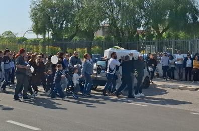 Bari si stringe attorno a Giosu&egrave;: i funerali del bimbo morto dopo la caduta dal balcone al San Paolo FOTO/VIDEO 