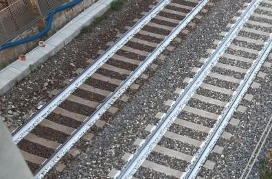 Donna investita da un treno, circolazione rallentata sull'Adriatica: convogli fermi, si viaggia su binario unico