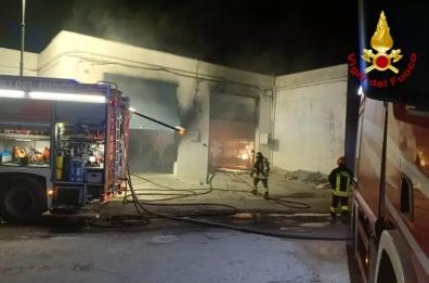 Ostuni, fiamme nella notte in un deposito di Ape-calessino: si indaga per dolo