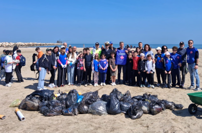 Barletta, tra le dune c'&egrave; il primo nido di fratini. E a Levante 200 volontari ripuliscono la spiaggia