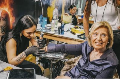 Adriana Poli Bortone a 82 anni si tatua &laquo;MSI&raquo;: il gesto nostalgico della sindaca di Lecce al Tattoo Fest