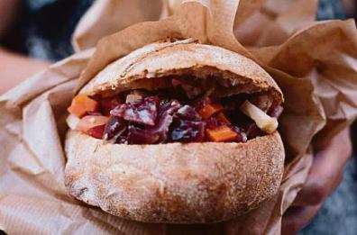 Quando il cartoccio fa design e diventa brand: ecco come cambia lo street food