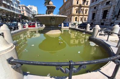 Fontane monumentali del centro di Bari nel degrado: vasche piene di acqua sporca e rifiuti davanti al Petruzzelli