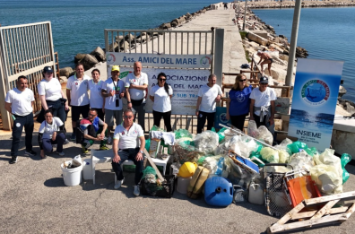 Trani, ripulito il molo San Nicola grazie al lavoro dei volontari: tra i blocchi di pietra plastica e ombrelloni