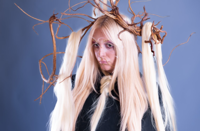 Artefatta pubblica &laquo;Deperita&raquo;: l&rsquo;alt-pop si fa organismo fragile tra cura e consumo