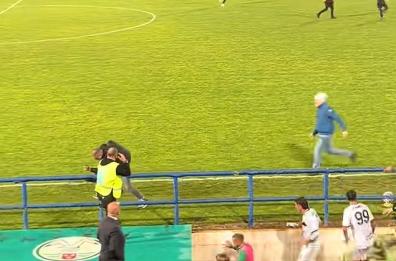 Monopoli-Foggia, gli ultras rossoneri invadono il campo da gioco: un uomo in manette VIDEO